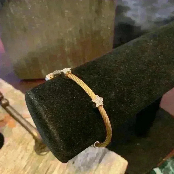 NWOT Small cable wire bracelet with 3 blingy stars - Picture 4 of 8